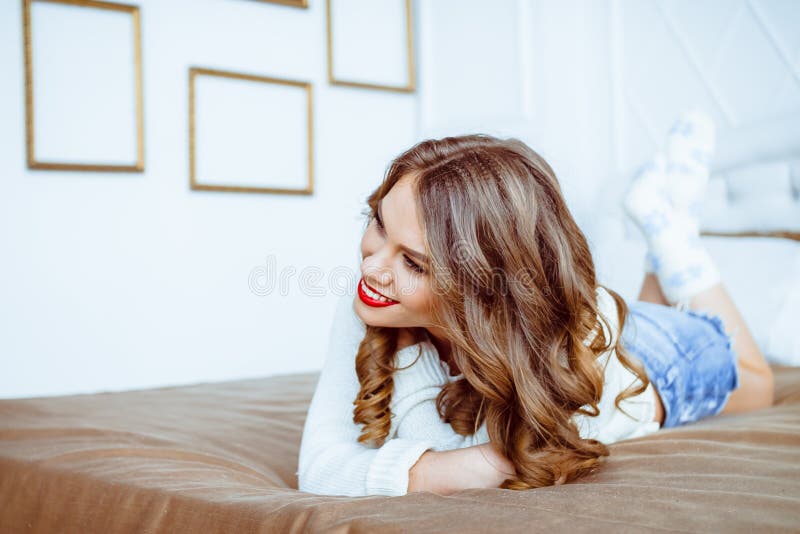 La femme se trouve sur le lit photographie stock libre de droits La femme se trouve sur le lit photographie stock libre de droits