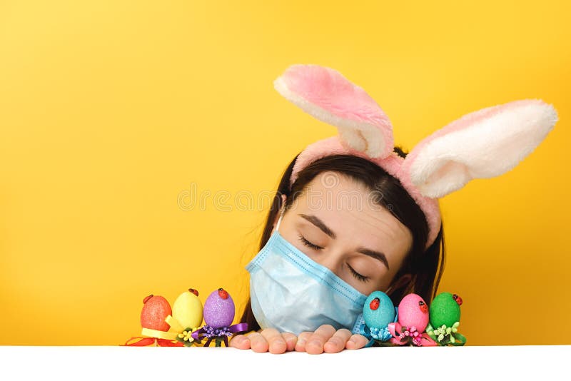 La femme seule triste avec les joues de contacts de masque de virus se sent que les sembler assez indifférents le perçage des orei image stock