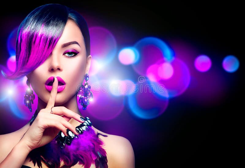 La femme sexy de beauté avec le pourpre a teint la coiffure de frange photo libre de droits