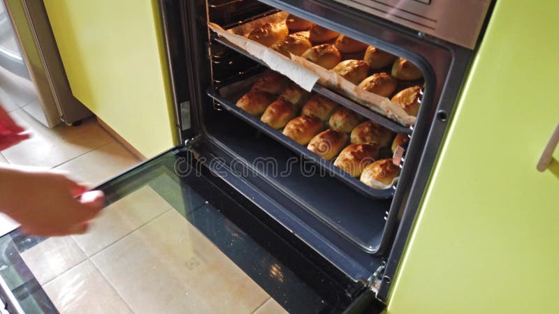 La femme sort le plateau avec beaucoup de pâtés en croûte cuits au four délicieux traditionnels de four chaud dans la boulangerie clips vidéos