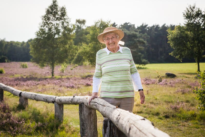 La femme supérieure heureuse très vieille dehors dans la bruyère amarrent, concept obtenant vieux sain heureux photo stock La femme supérieure heureuse très vieille dehors dans la bruyère amarrent, concept obtenant vieux sain heureux photo stock