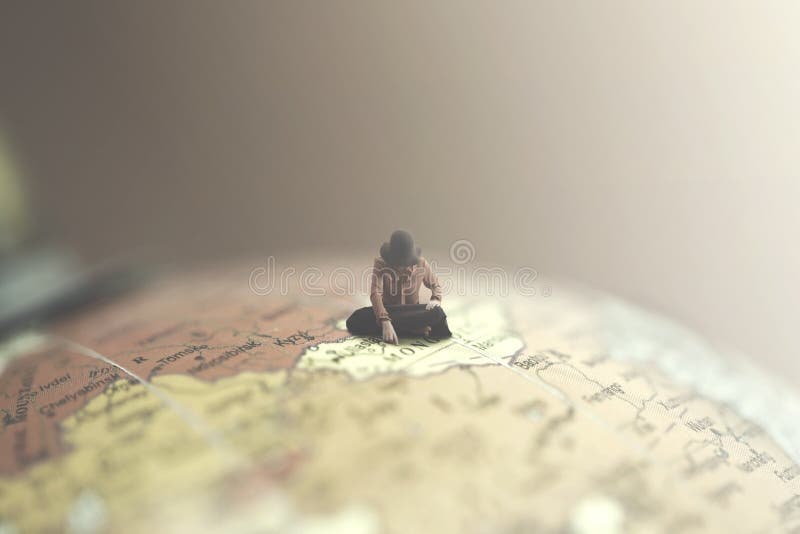 La femme surréaliste regarde une destination pour son voyage dans un globe géant