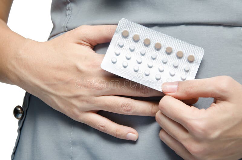 La femme tenant des pilules contraceptives se protègent pour enceinte images stock La femme tenant des pilules contraceptives se protègent pour enceinte images stock