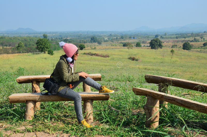 La femme thaïlandaise s'asseyent pour le repos au point de vue dans la saison d'hiver à l'interdiction Kha images libres de droits La femme thaïlandaise s'asseyent pour le repos au point de vue dans la saison d'hiver à l'interdiction Kha images libres de droits
