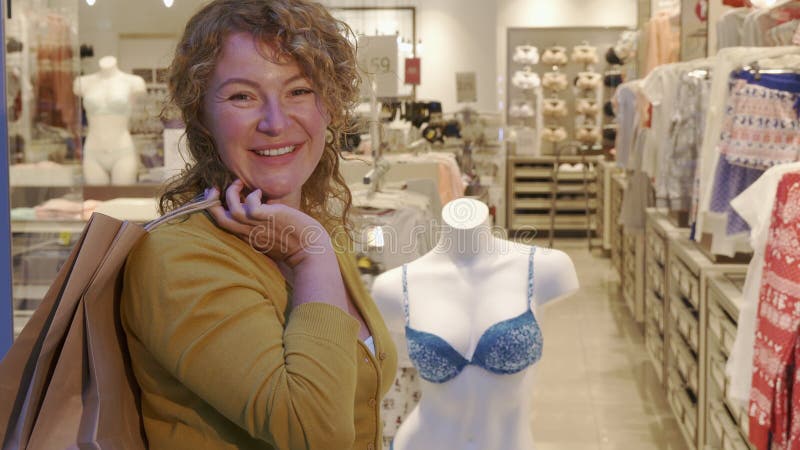 La femme tient le panier sur son épaule image stock La femme tient le panier sur son épaule image stock