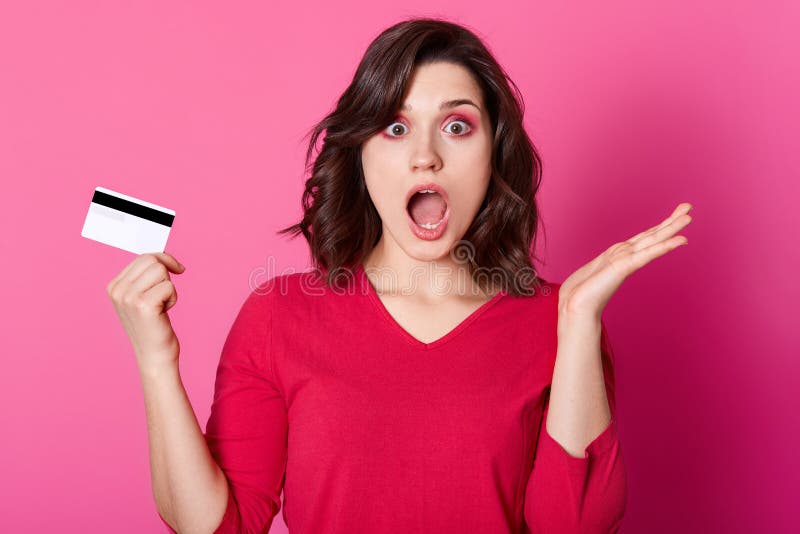 La femme étonnée de brune étant courte de l'argent, n'a aucune occasion de faire l'achat en ligne La jeune femelle porte le sewat photographie stock La femme étonnée de brune étant courte de l'argent, n'a aucune occasion de faire l'achat en ligne La jeune femelle porte le sewat photographie stock