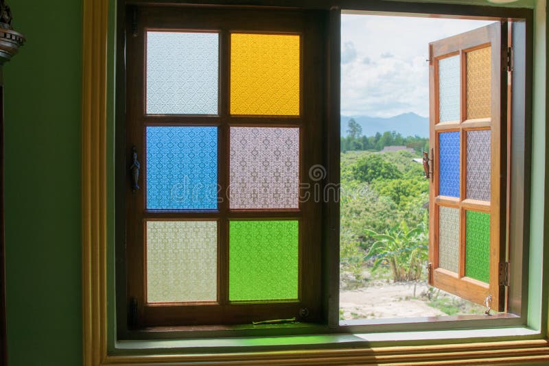 La fenêtre est un miroir multicolore La réflexion est belle photo stock La fenêtre est un miroir multicolore La réflexion est belle photo stock