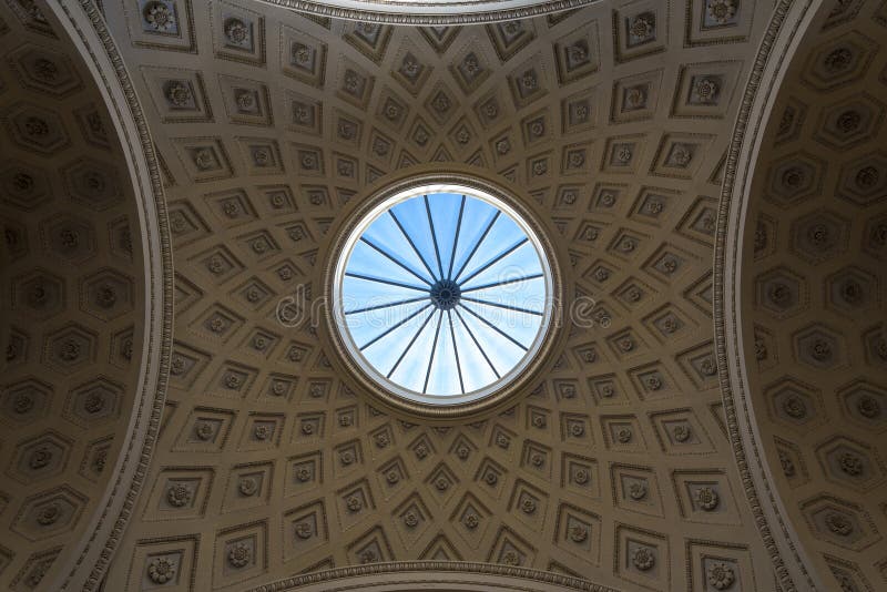 La fenêtre ronde dans le plafond de Vatican photographie stock La fenêtre ronde dans le plafond de Vatican photographie stock
