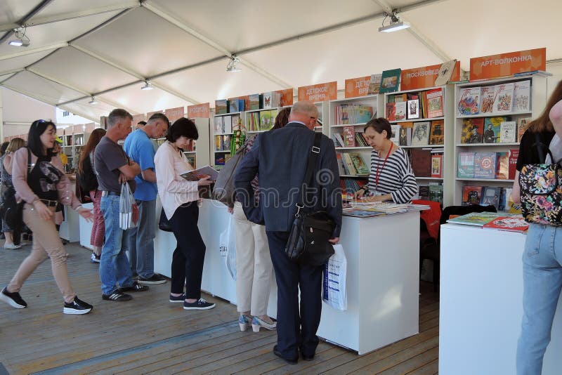 La feria de libro de la Plaza Roja en Mosc? imagen de archivo La feria de libro de la Plaza Roja en Mosc? imagen de archivo