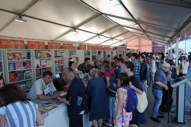 La feria de libro de la Plaza Roja en Mosc? imagen de archivo libre de regalías La feria de libro de la Plaza Roja en Mosc? imagen de archivo libre de regalías