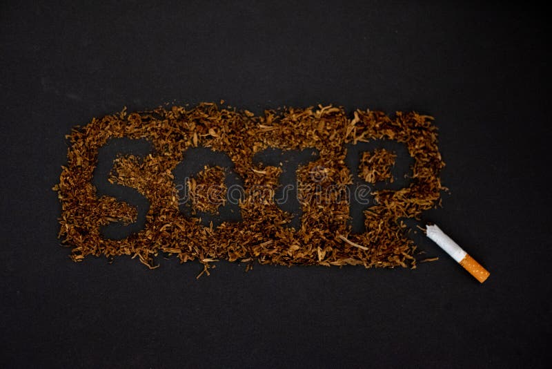 La fermata di parola che fuma su un fondo nero, smette di fumare immagini stock libere da diritti La fermata di parola che fuma su un fondo nero, smette di fumare immagini stock libere da diritti