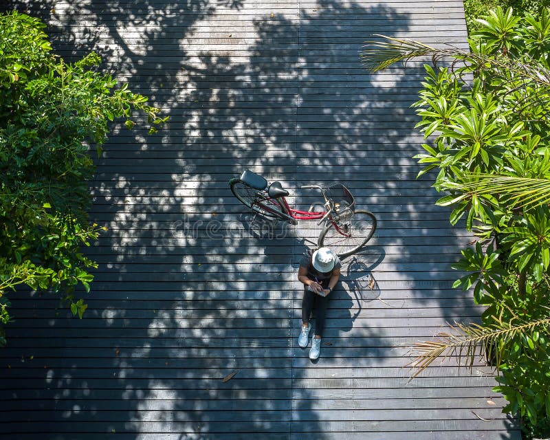La festa asiatica del viaggiatore si rilassa con la bicicletta nel parco naturale immagini stock libere da diritti La festa asiatica del viaggiatore si rilassa con la bicicletta nel parco naturale immagini stock libere da diritti