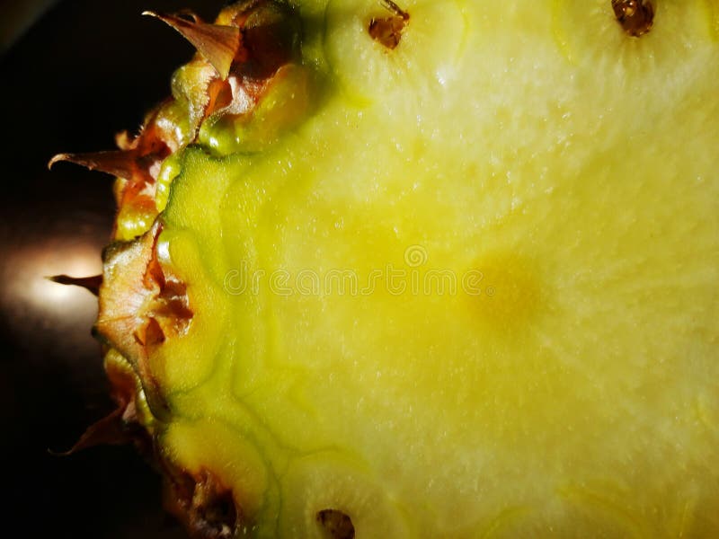 La fetta del pezzo del taglio del primo piano della frutta dell'ananas ha chiodato le spine fotografie stock libere da diritti