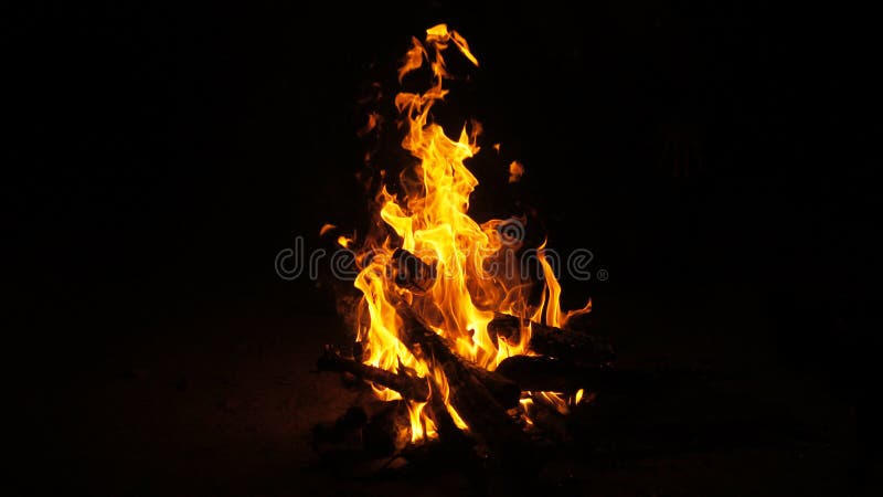 La fiamma nel buio della notte immagine stock libera da diritti La fiamma nel buio della notte immagine stock libera da diritti