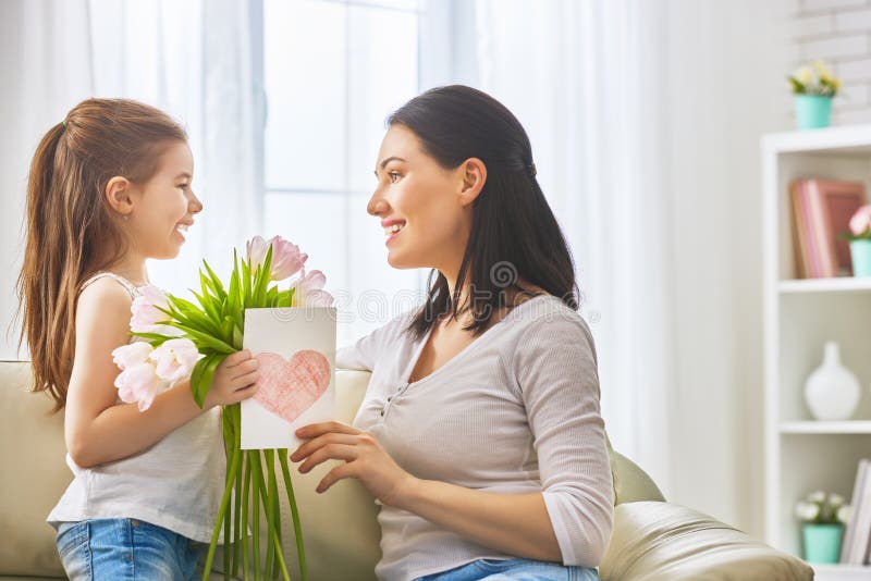 La figlia si congratula la mamma immagini stock libere da diritti La figlia si congratula la mamma immagini stock libere da diritti