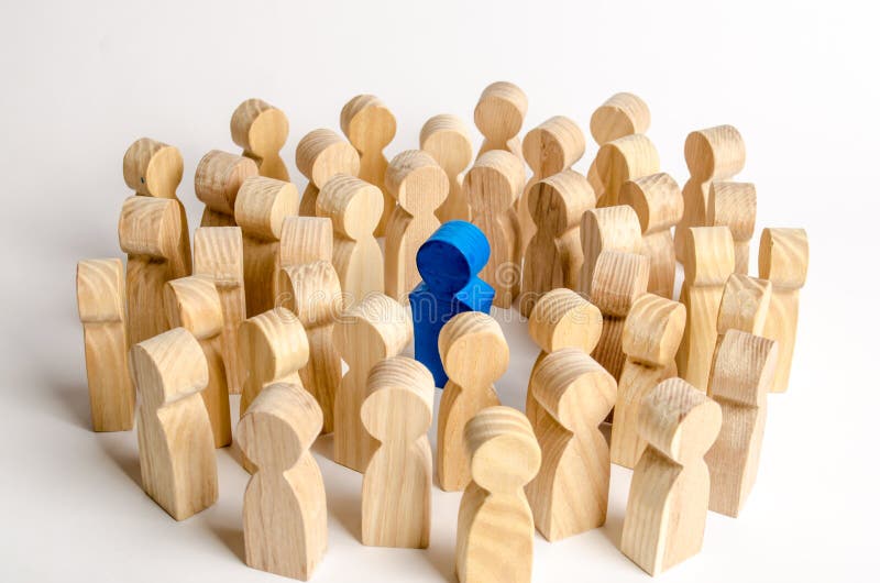 La figura blu del leader è circondata da una folla di persone Leadership e gestione della squadra, esempio di imitazione