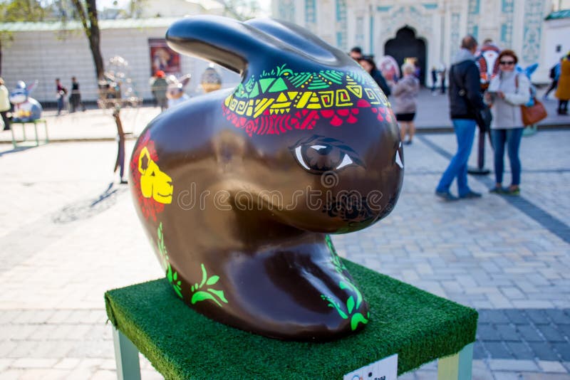 La figura del conejito de pascua en color marrón con adornos africanos y modelos dibujados en el cuerpo en colores verdes, amaril imagen de archivo libre de regalías La figura del conejito de pascua en color marrón con adornos africanos y modelos dibujados en el cuerpo en colores verdes, amaril imagen de archivo libre de regalías