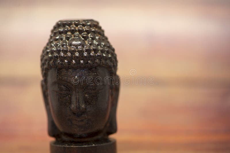La figura nera di un Buddha meditante fotografia stock La figura nera di un Buddha meditante fotografia stock