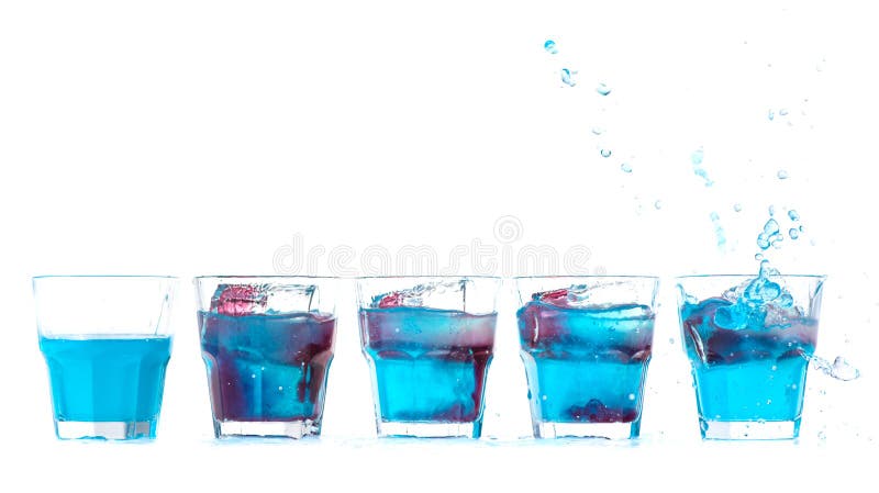 La fila de los cócteles frescos azules del alcohol en un vidrio se mezcló con al rojo imagenes de archivo La fila de los cócteles frescos azules del alcohol en un vidrio se mezcló con al rojo imagenes de archivo