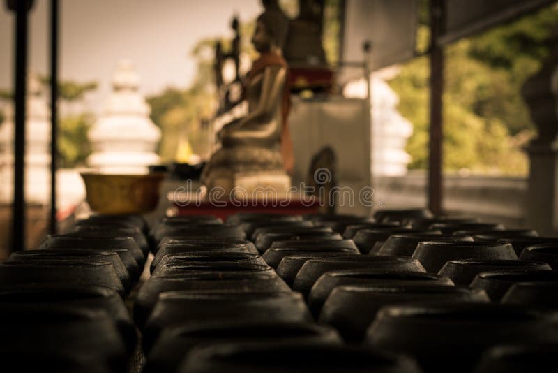 La fila delle elemosine del monaco lancia Tempio di Bophit del khon di Wat Mong a Ayutthaya Tailandia il viaggiatore può donare u fotografia stock libera da diritti La fila delle elemosine del monaco lancia Tempio di Bophit del khon di Wat Mong a Ayutthaya Tailandia il viaggiatore può donare u fotografia stock libera da diritti