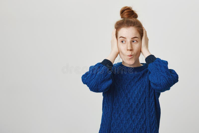 La fille adolescente couvre des oreilles pour ne pas écouter querelle de parents Portrait de femme rousse mignonne indifférente e images libres de droits La fille adolescente couvre des oreilles pour ne pas écouter querelle de parents Portrait de femme rousse mignonne indifférente e images libres de droits