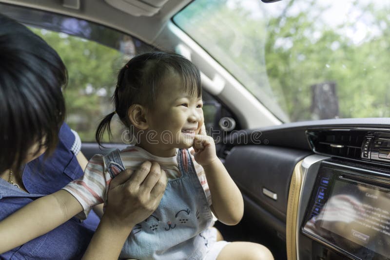 La fille asiatique d'enfant est bonheur dans la voiture photos libres de droits La fille asiatique d'enfant est bonheur dans la voiture photos libres de droits
