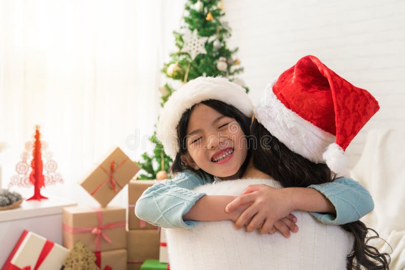 La fille asiatique mignonne de fille la donnent une étreinte de mère images stock La fille asiatique mignonne de fille la donnent une étreinte de mère images stock