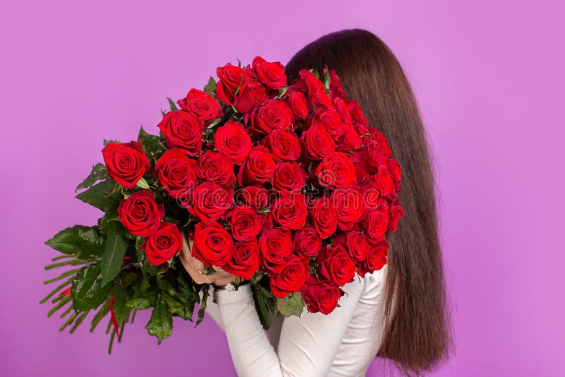 La Fille Au Gros Bouquet De Roses De Fleurs Sur Son épaule Image stock -  Image du attrayant, affectueux: 210022991