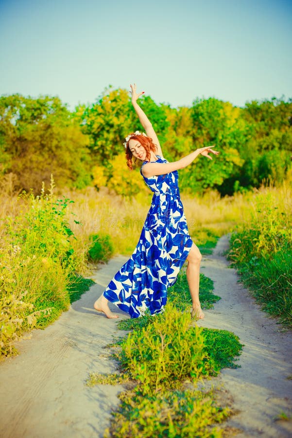 La fille avec les cheveux rouges danse image stock La fille avec les cheveux rouges danse image stock