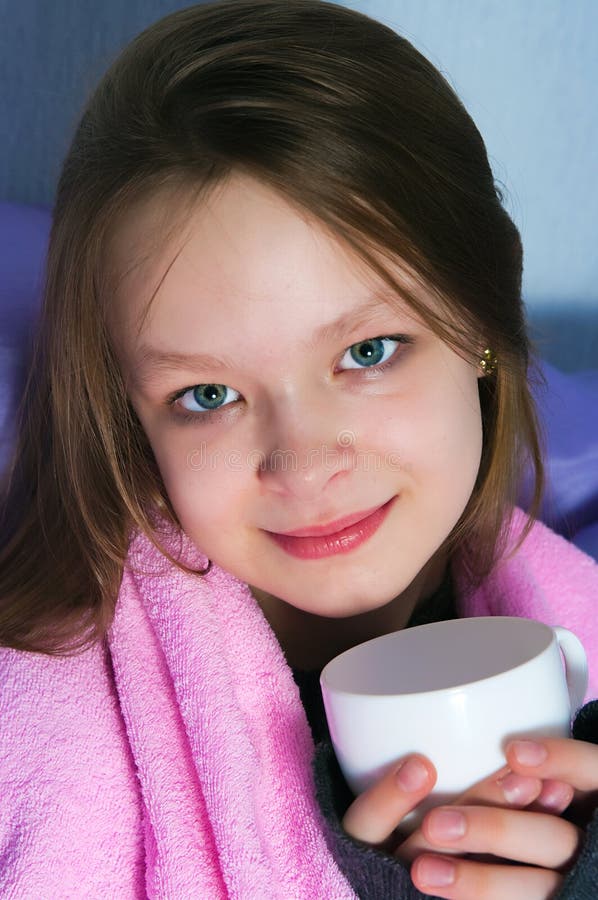 La fille avec une tasse photographie stock libre de droits La fille avec une tasse photographie stock libre de droits