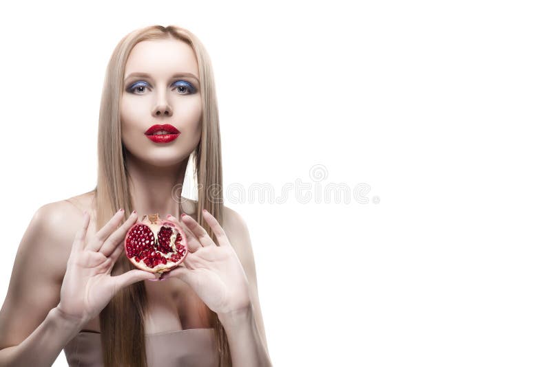 La fille blonde de belles jeunes lèvres rouges aux cheveux longs tient une moitié de photo stock La fille blonde de belles jeunes lèvres rouges aux cheveux longs tient une moitié de photo stock