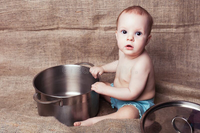 Enfant avec la casserole photo stock. Image du dîner - 79174374