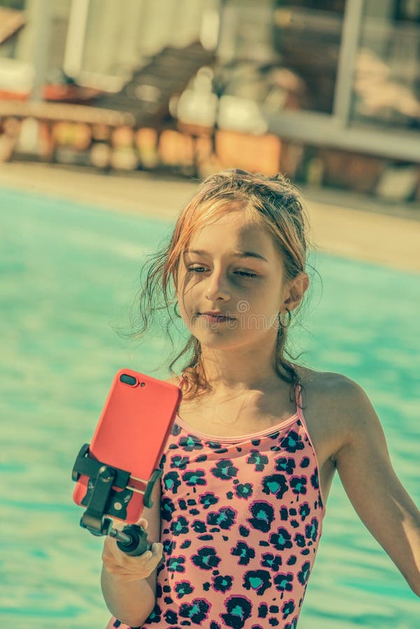 Adolescent Dans Le Maillot De Bain Avec Un Chapeau Et Des Lunettes De Soleil Photo Stock Image 