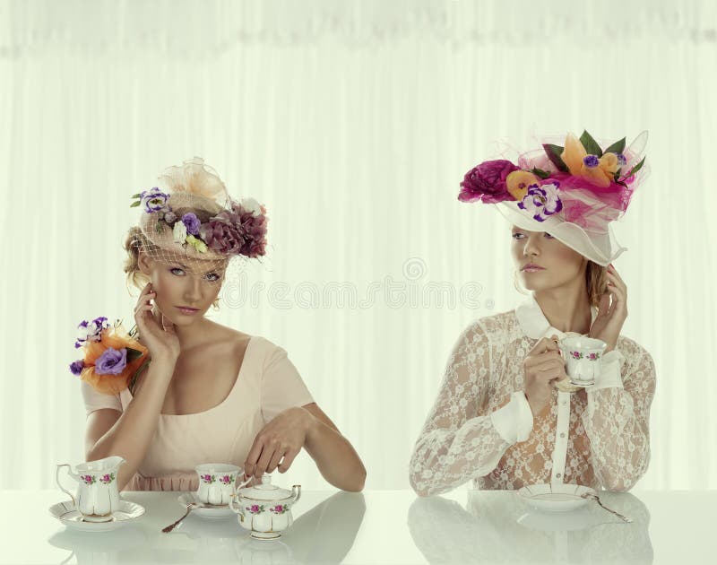 La fille de deux blondes avec le service à thé classique prend le thé images libres de droits La fille de deux blondes avec le service à thé classique prend le thé images libres de droits