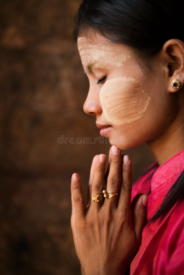 La fille de Myanmar prie images libres de droits La fille de Myanmar prie images libres de droits