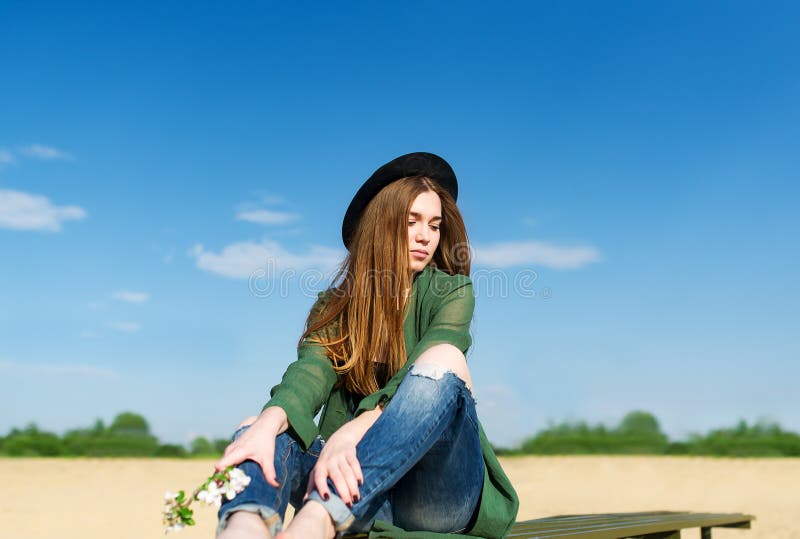 La fille détend sur la plage sablonneuse à la rivière image libre de droits La fille détend sur la plage sablonneuse à la rivière image libre de droits