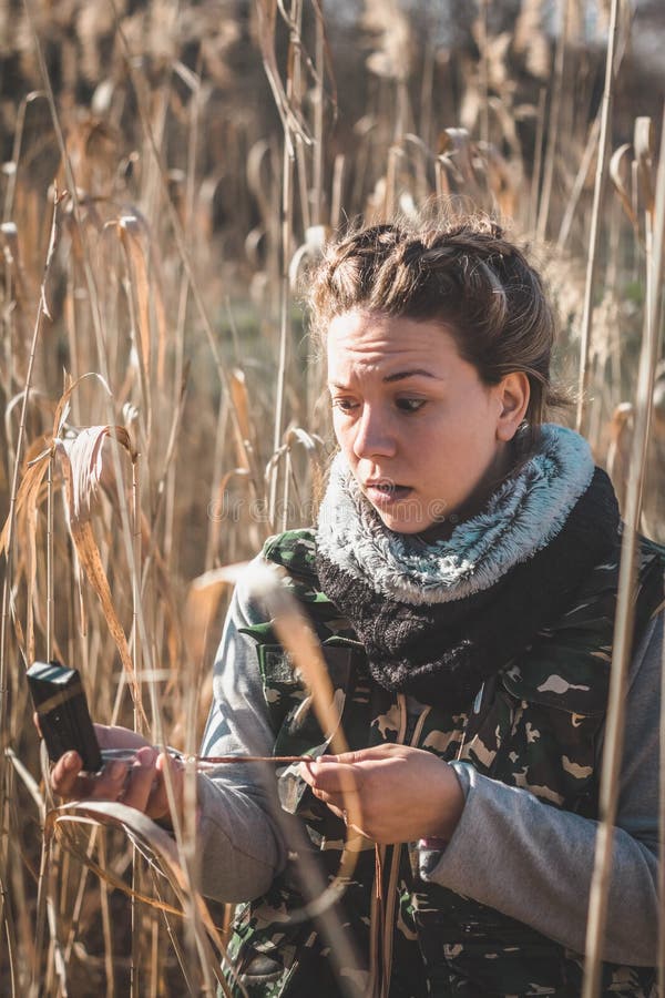 La fille est confuse, parce qu'elle peut le ` t trouver un nord photographie stock libre de droits La fille est confuse, parce qu'elle peut le ` t trouver un nord photographie stock libre de droits