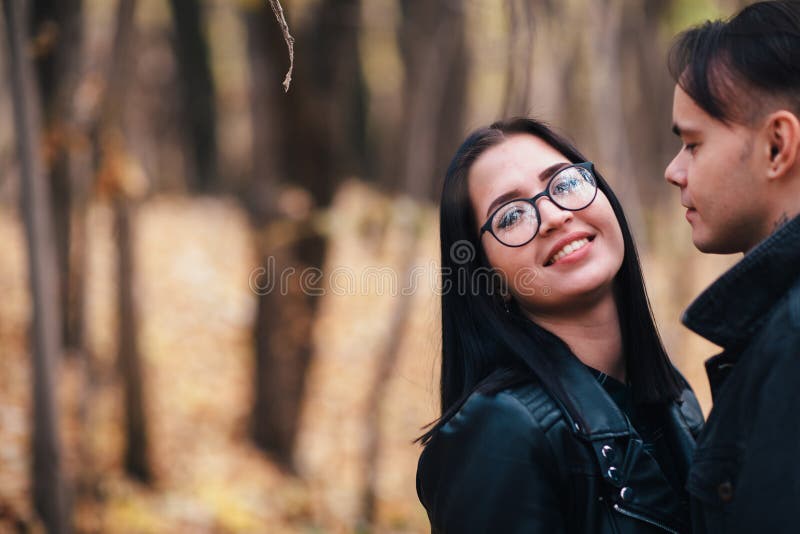 La fille et le type marchent dans la forêt d'automne photographie stock La fille et le type marchent dans la forêt d'automne photographie stock