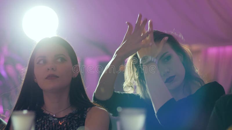 La fille ivre danse près de la barre dans le mouvement lent, fond brouillé