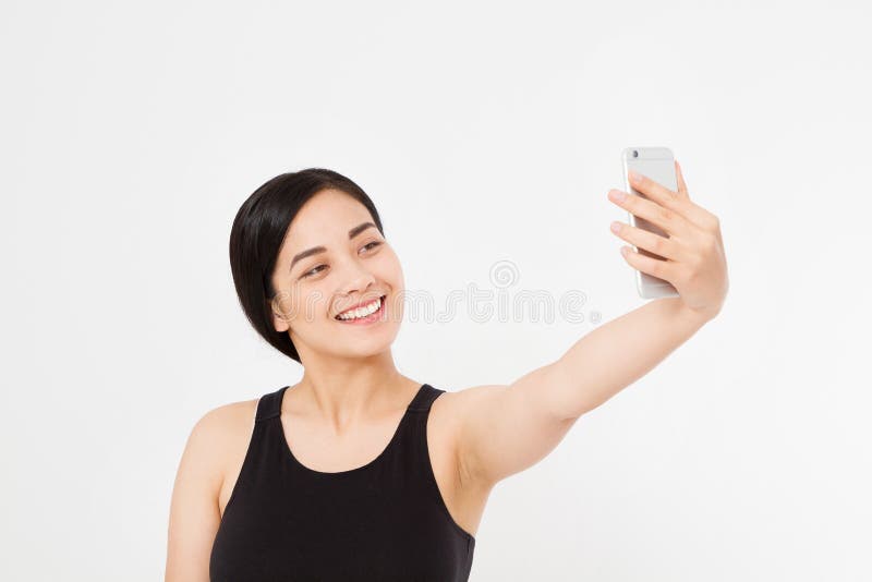 La fille japonaise asiatique de jeune étudiant fait le selfie à son téléphone portable d'isolement sur le fond blanc étude image stock La fille japonaise asiatique de jeune étudiant fait le selfie à son téléphone portable d'isolement sur le fond blanc étude image stock