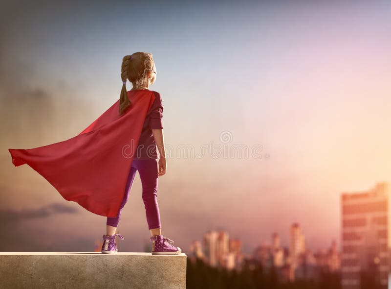 La fille joue le super héros