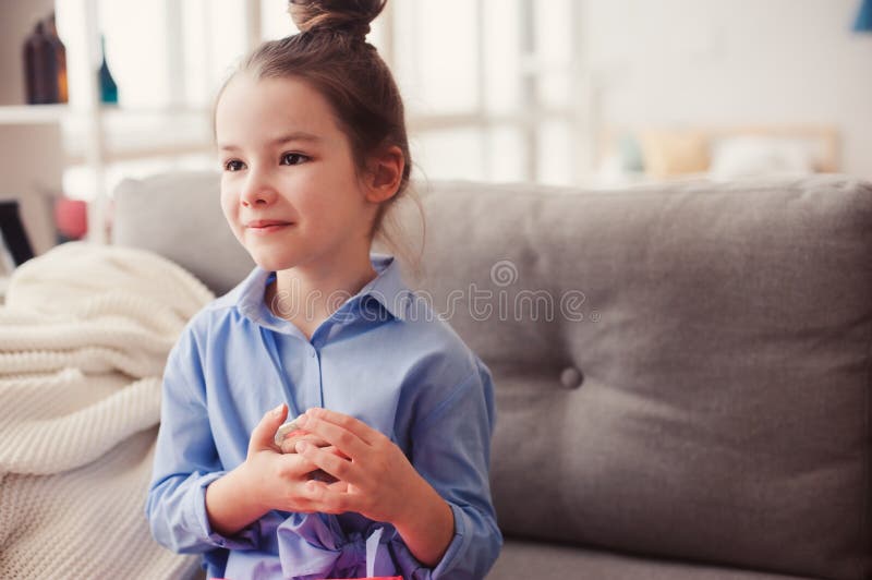 La fille mignonne de petit enfant avec le miroir et le cosmétique mettent en sac vérifier la coiffure à la maison images libres de droits La fille mignonne de petit enfant avec le miroir et le cosmétique mettent en sac vérifier la coiffure à la maison images libres de droits