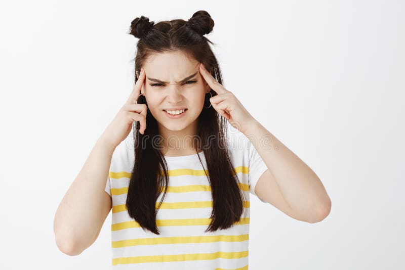 La fille mignonne faite pression sur intense dans le T-shirt jaune à la mode, fronçant les sourcils, tenant des doigts sur des te image libre de droits La fille mignonne faite pression sur intense dans le T-shirt jaune à la mode, fronçant les sourcils, tenant des doigts sur des te image libre de droits
