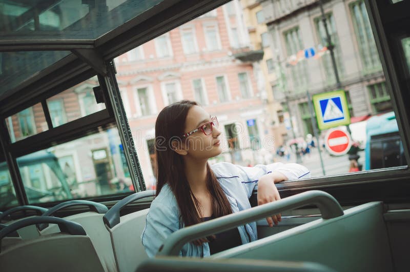 La fille mignonne monte dans un autobus guidé de touristes photo libre de droits La fille mignonne monte dans un autobus guidé de touristes photo libre de droits