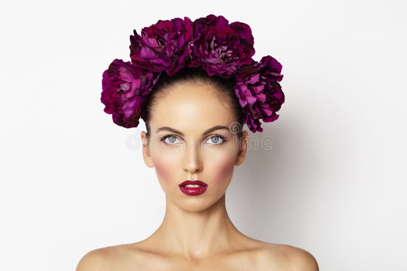 La fille modèle sexy de beauté avec des fleurs de pivoine tressent Peau à la mode de station thermale de maquillage de lèvres séd images stock La fille modèle sexy de beauté avec des fleurs de pivoine tressent Peau à la mode de station thermale de maquillage de lèvres séd images stock