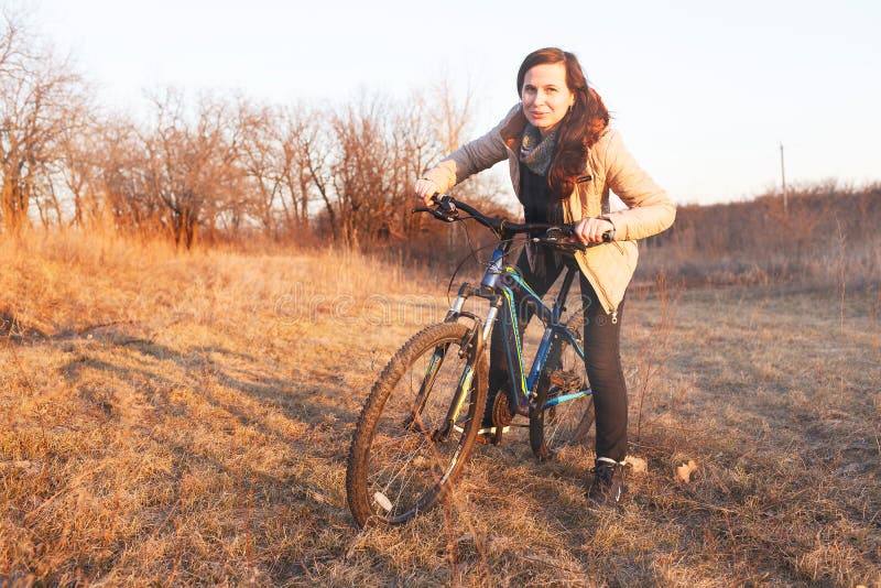 La fille monte un vélo photo stock La fille monte un vélo photo stock