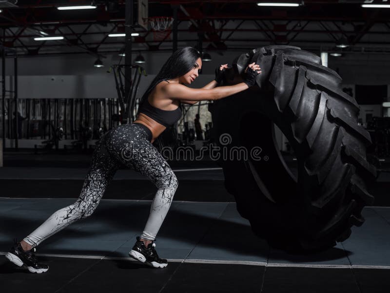 La fille musculaire puissante et attirante s'est engagée dans le crossfit, s'exerçant photo libre de droits La fille musculaire puissante et attirante s'est engagée dans le crossfit, s'exerçant photo libre de droits