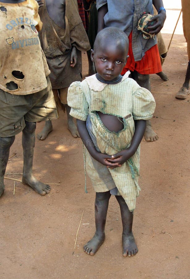 La fille orpheline souffre des effets sécheresse, la famine et la pauvreté Ouganda, Afrique