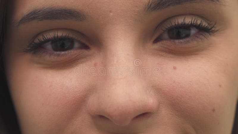 La fille ouvre ses yeux image libre de droits La fille ouvre ses yeux image libre de droits