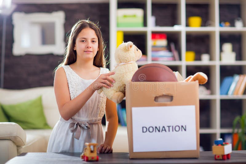 La fille prenant la boîte de donation complètement avec la substance pour donnent photographie stock La fille prenant la boîte de donation complètement avec la substance pour donnent photographie stock